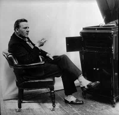 Ф. И. Шаляпин прослушивает в студии свои пробные записи. Лондон 1913 г.